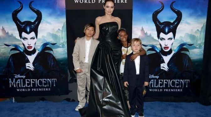 Angelina Jolie bersama Pax (kiri), Zahara, dan Knox saat premiere Maleficent. (Sumber: Mirror)