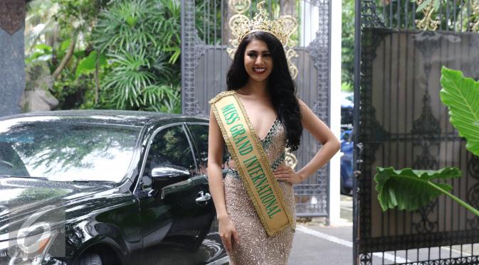 Miss Grand International 2016, Ariska Putri Pertiwi tiba di kawasan Menteng, Jakarta, Senin (21/11). Ariska sukses memenangkan dua penghargaan sekaligus di ajang Miss Grand International 2016 di Las Vegas. (Liputan6.com/Herman Zakharia)