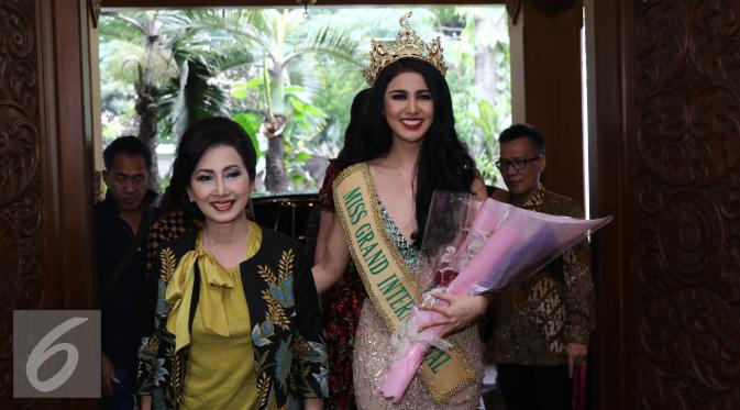 Miss Grand International 2016, Ariska Putri Pertiwi tiba di kawasan Menteng, Jakarta, Senin (21/11). Ariska menjadi perempuan Asia pertama yang memenangkan ajang kontes Miss Grand International. (Liputan6.com/Herman Zakharia)