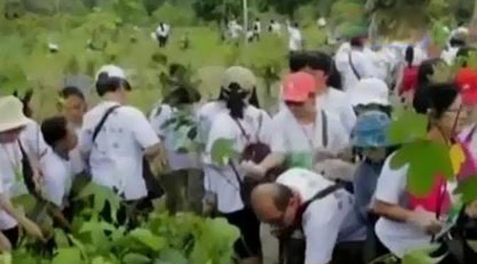 Jemaah Majelis Nicherin Soshu Budha Dharma menanam ribuan pohon di bantaran Bengawan Solo.