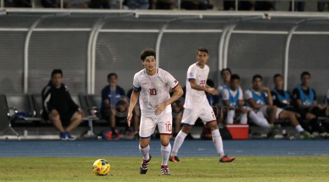 Kapten Timnas Filipina Younghusband (10) saat melawan Singapura pada laga AFF Suzuki Cup 2016 di Pilippine Sports Stadium, (19/11/2016). (Bola.com/Nicklas Hanoatubun)