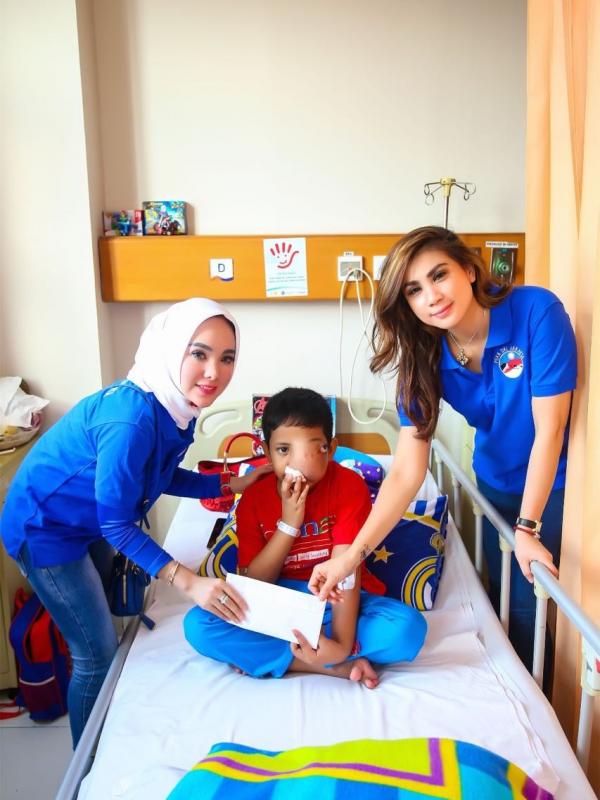 Devita Rusdi kunjungi Fikram, anak 9 tahun yang sakit di RSCM