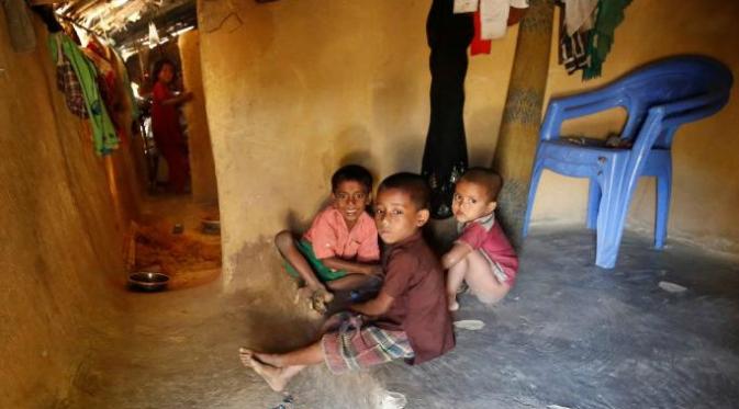Anak-anak Rohingnya duduk di dalam rumahnya di kamp pengungsian Kutupalang, Bangladesh (Reuters)