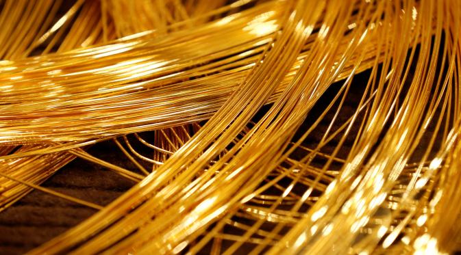 Detil bagian Pohon Natal yang terbuat dari emas murni di Toko Ginza Tanaka, Tokyo, Jepang. Pohon Natal berlapis emas murni seberat 19 kg dibanderol dengan harga 200 juta Yan, atau senilai Rp 24,2 miliar. (REUTERS/Toru Hanai)