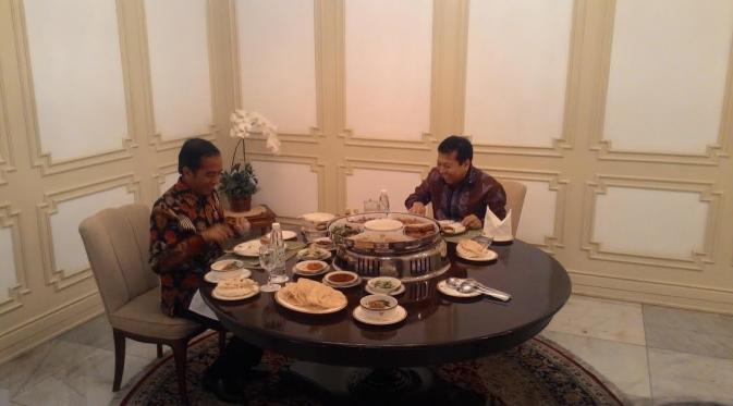Presiden Jokowi bertemu Ketua Umum Partai Golkar Setya Novanto di Istana Merdeka, Jakarta.
