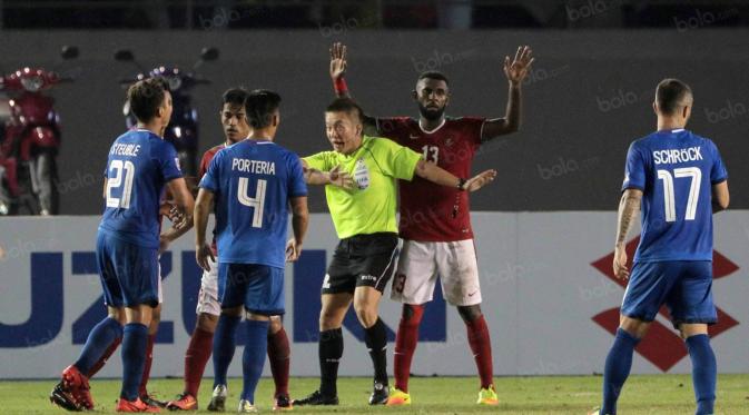 Bek Timnas Indonesia, Yanto Basna, terlibat konflik dengan pemain Filipina pada laga Piala AFF 2016 di Philippine Sports Stadium, Filipina, Selasa (22/11/2016). Kedua tim bermain imbang 2-2. (Bola.com/Nicklas Hanoatubun)
