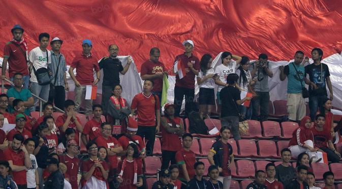 Para suporter Timnas Indonesia menyaksikan laga Piala AFF melawan Filipina pada laga Piala AFF 2016 di Philippine Sports Stadium, Filipina, Selasa (22/11/2016). Kedua tim bermain imbang 2-2. (Bola.com/Nicklas Hanoatubun)