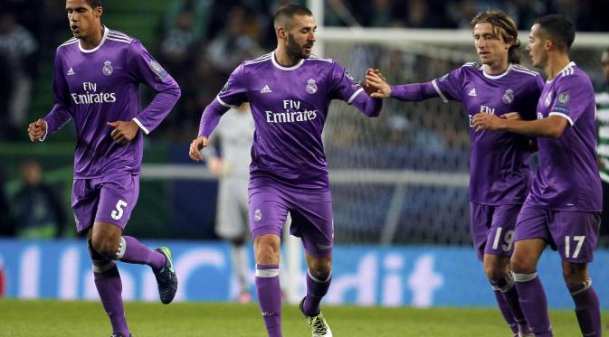 Karim Benzema (kedua dari kiri) merayakan golnya ke gawang Sporting. (Reuters)