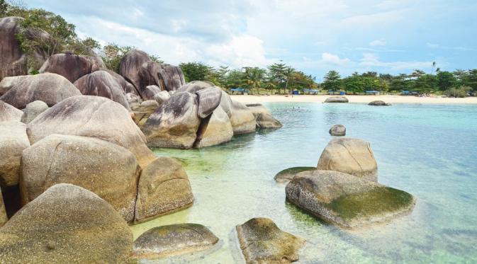 Pantai Bukit Batu di Belitung Timur (shutterstock.com)