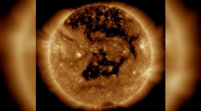 Pada Oktober, terdapat lubang hitam yang disebut Lubang Korona pada permukaan Matahari (NASA/Dailymail.com)