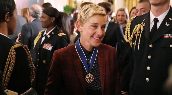 Ellen DeGeneres tak kuasa menahan air matanya saat menerima medali Medal of Freedom dari Presiden Obama.