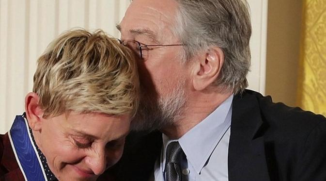 Robert De Niro mencium kepala Ellen DeGeneres untuk menghiburnya.