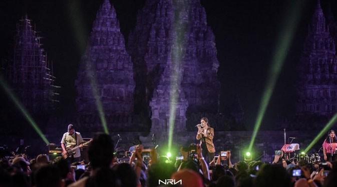 Aksi panggung Raisa di konser Prambanan Jazz Music Festival