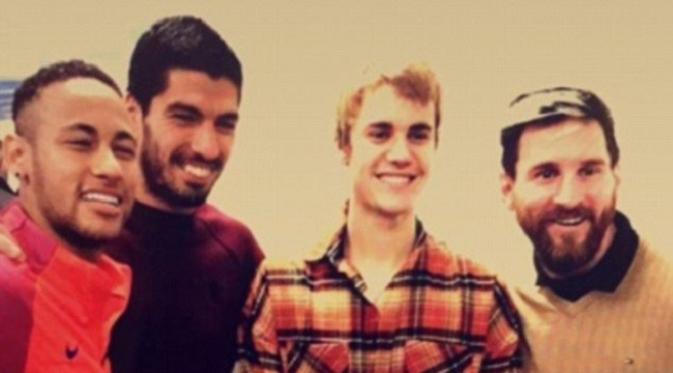 Justin Bieber berfoto bersama Neymar, Luis Suarez juga Lionel Messi. (via. dailymail)
