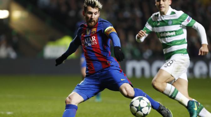 Striker Barcelona Lionel Messi saat mencetak gol ke gawang Glasgow Celtic (Reuters / Russell Cheyne)