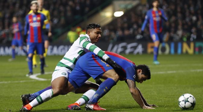 Aksi tipu-tipu Luis Suarez saat melewati adangan bek Celtic, Emilio Izaguirre. (Reuters / Lee Smith)