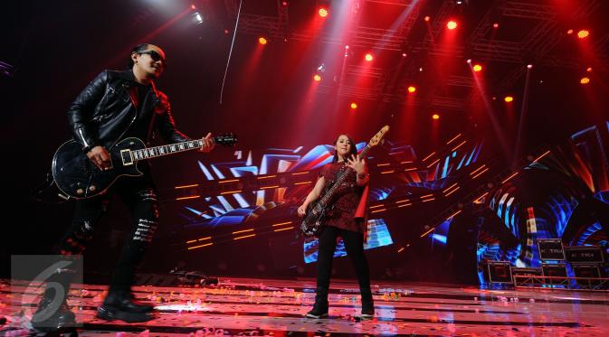 Gitaris band Kotak, Mario Marcella bersama Chua tampil memukau di The Biggest Concert Long Live Kotak x Anggun di Studio6 Emtek City, Jakarta, Rabu (23/11). Konser ini juga bagian perayaan 12 tahun Kotak berkarya. (Liputan6.com/Helmi Fithriansyah)