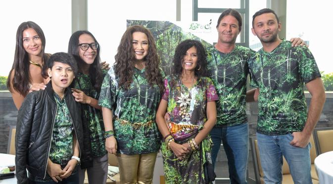 Berikut aksi peduli bumi dari Delia von Rueti yang mendonasikan tanahnya untuk membuat Taman Hutan dan mendesain T-shirt unik.