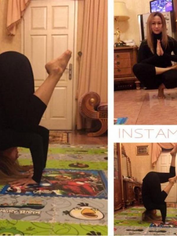 Inul Daratista saat memamerkan gerakan yoga. (Instagram - @inul.d)