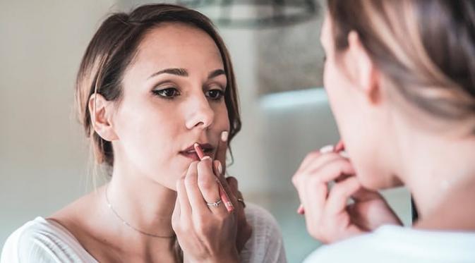 Sedang mencari cara membuat makeup Anda bertahan seharian? Gunakan beberapa cara di bawah ini.