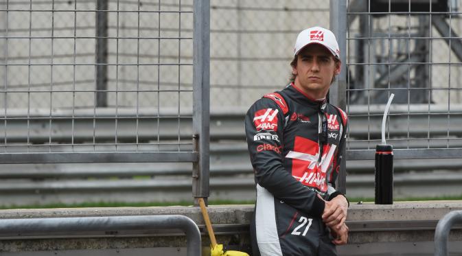 Esteban Gutierrez adalah pebalap Haas F1 musim ini. Namun, Gutierrez kehilangan kursinya itu untuk musim depan. Pebalap Brasil itu mengincar salah satu kursi Sauber dan Manor Racing untuk musim balapan F1 2017. (AFP/Greg Baker)