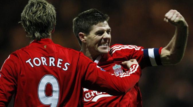 Gelandang Liverpool, Steven Gerrard, merayakan gol yang dicetaknya ke gawanh North End pada laga Piala FA di Stadion Deepdale, Inggris, Sabtu (3/1/2009). (AFP/Paul Ellis)