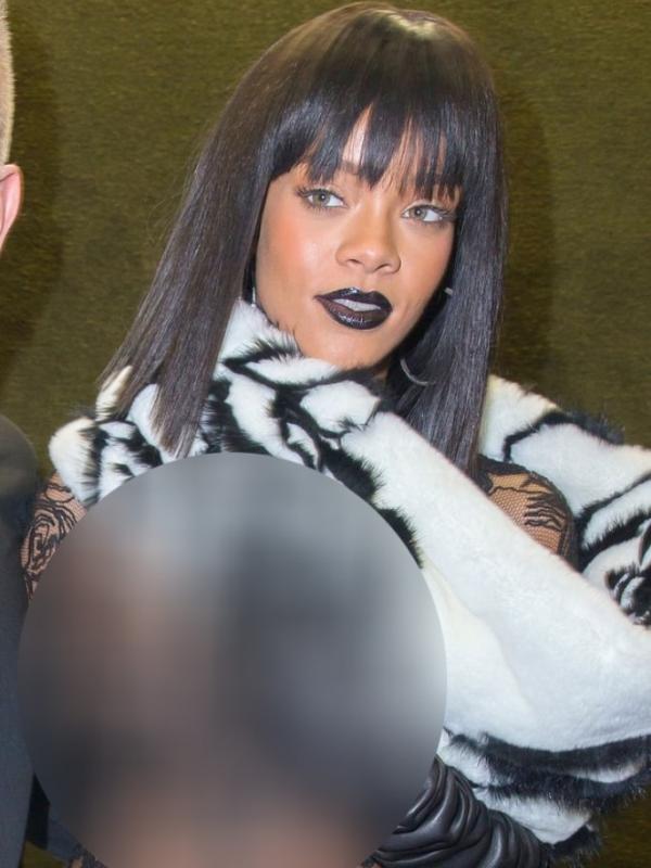 Rihanna memamerkan tindik di dadanya.