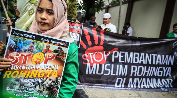 Massa yang mengatasnamakan Solidaritas Muslim Rohingya (SMR) berkumpul di depan Kedubes Myanmar, Jakarta, Jumat (25/11). Para pengunjuk rasa membawa spanduk sambil berorasi soal pembantaian kaum muslim Rohingya di Myanmar. (Liputan6.com/Faizal Fanani)