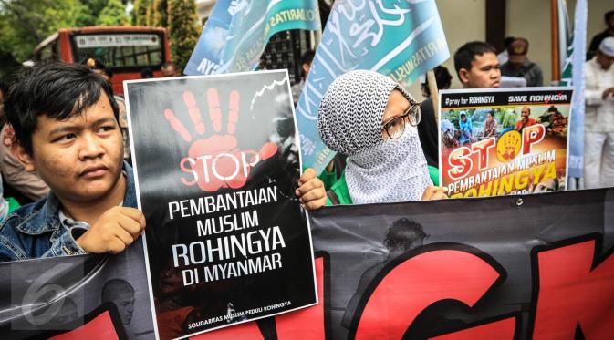 Massa yang mengatasnamakan Solidaritas Muslim Rohingya (SMR) menggelar unjuk rasa di Kedubes Myanmar, Jakarta, Jumat (25/11). Mereka mengutuk pembantaian massal yang menimpa Muslim Rohingya di Negara Bagian Rakhine, Myanmar. (Liputan6.com/Faizal Fanani)
