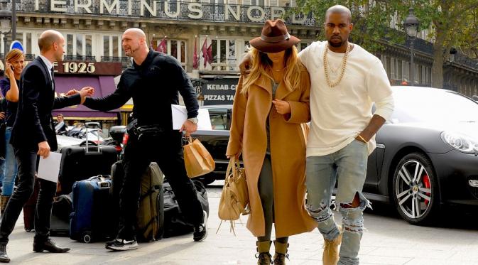 Kanye West berhenti di tengah-tengah lagu saat konsernya di Queens, New York, begitu mengetahui Kim Kardashian dirampok.