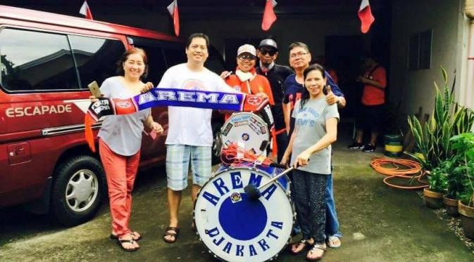Suporter Timnas Indonesia bersama dua keluarga Filipina. Untuk mendukung Indonesia di Piala AFF 2016, suporter menginap di rumah salah satu warga bernama Marcial. (Bola.com/Dok.Pribadi)