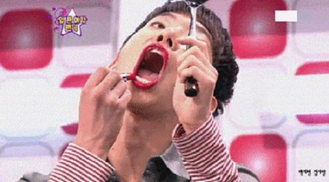 Jo Kwon 2AM dalam balutan lipstik merah. (via. Pinterest)
