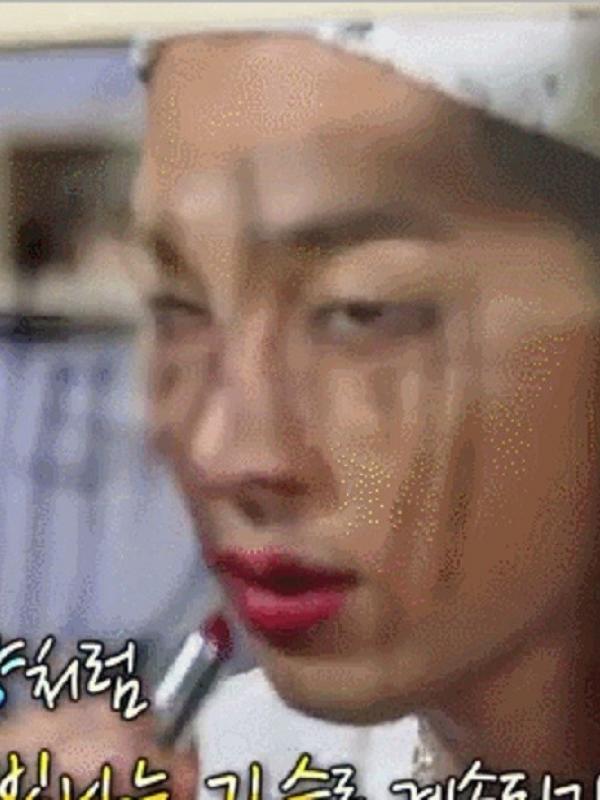Taeyang Big Bang dalam balutan lipstik merah. (via. Pinterest)