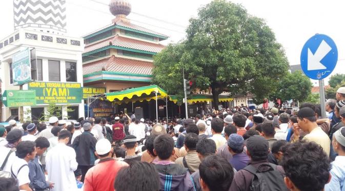 Akses rumah Jokowi di Solo ditutup seiring aksi massa gabungan (Liputan6.com / Fajar Abrori)