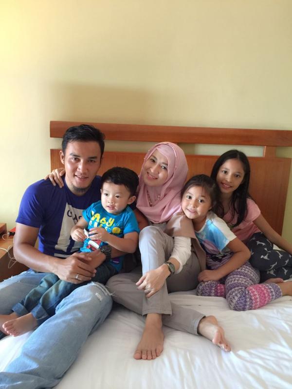 Okie Agustina dan Gunawan Dwi Cahyo bersama anak-anak (Dok. Keluarga)