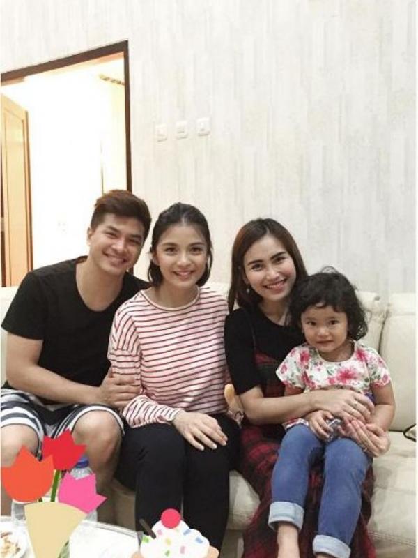 Ayu Ting Ting dan putrinya, Bilqis Khumairah Razak saat menemui anak Chelsea Olivia dan Glenn Alinskie. (Instagram - @ayutingting92)