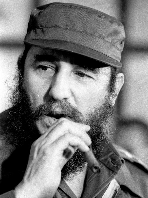 Tokoh revolusi komunis Kuba Fidel Castro merokok cerutu selama pertemuan Majelis Nasional di Havana, di file foto 2 Desember 1976 ini. (REUTERS/Prensa Latina File Photo) 