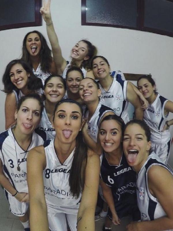 Valentina Vignali bersama tim basketnya. (instagram)
