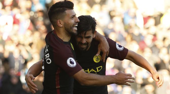 Striker Manchester City, Sergio Aguero merayakan gol yang dicetaknya bersama Nolito. (Reuters / Andrew Yates)