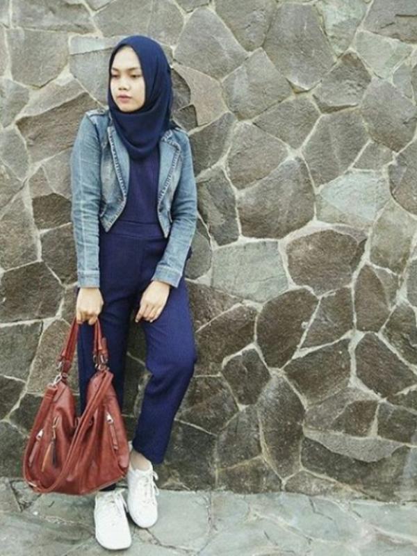 Padu padankan gaya hijabmu dengan balutan denim, makin keren deh. (via: ootdhijaberindo)