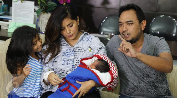 Pasangan selebriti Meisya Siregar dan Bebi Romeo memberikan keterangan pers terkait kelahiran anak ke 3 mereka di kawasan Panglima Polim, Jakarta, Minggu (27/11). (Liputan6.com/Herman Zakharia)  