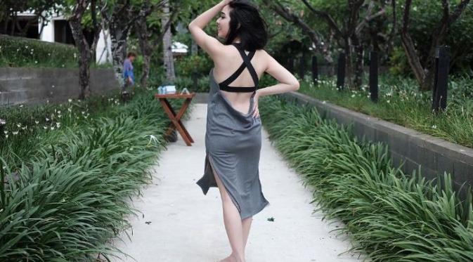 Gisella Anastasia pamer punggung, netizen protes. (foto: instagram/gisel_la)