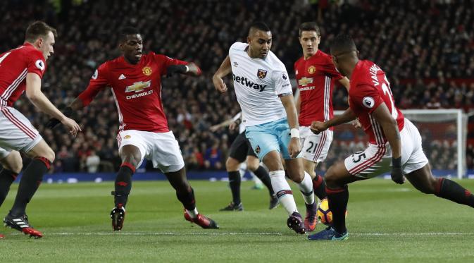Gelandang West Ham United, Dimitri Payet dikepung empat pemain Manchester United. (Reuters / Carl Recine)