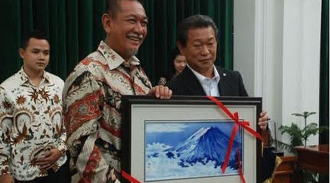 Wakil Gubernur Jawa Barat Deddy Mizwar (kiri) bertukar cenderamata dengan perwakilan Koperasi Sento Jepang di Gedung Sate, akhir Agustus 2015.