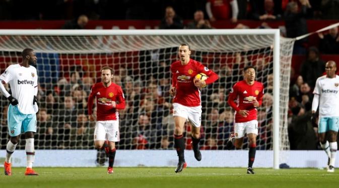 Zlatan Ibrahimovic langsung memungut bola usai mencetak gol penyeimbang Manchester United ke gawang West Ham United. (Reuters/Carl Recine)