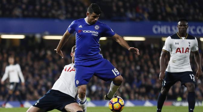 Striker Chelsea, Diego Costa, berusaha melewati hadangan pemain Tottenham pada laga Premier League di Stadion Stamford Bridge, Inggris, Sabtu (26/11/2016). (Reuters/Stefan Wermuth)