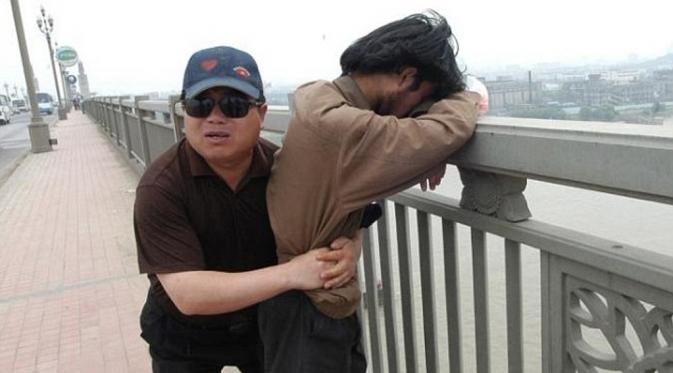 Chen Si (48), lelaki yang dedikasikan hidup untuk cegah orang bunuh diri. (People's Daily Online)