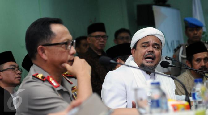 Ketua Dewan Pembina GNPF-MUI, M Rizieq Shihab (kanan) memberi keterangan di gedung MUI, Jakarta, Senin (28/11). GNPF dan pihak Kepolisian mencapai kesepakatan sehingga aksi pada 2 Desember mendatang bisa tetap digelar. (Liputan6.com/Helmi Fithriansyah)