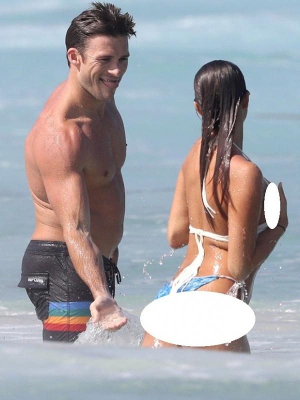 Aktor Scott Eastwood saat di pantai bersama seorang wanita. (eonline.com)
