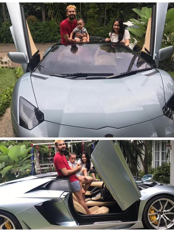 Raffi Ahmad bersama Nagita Slavina dan Rafathar pose di dalam Lamborghini.
